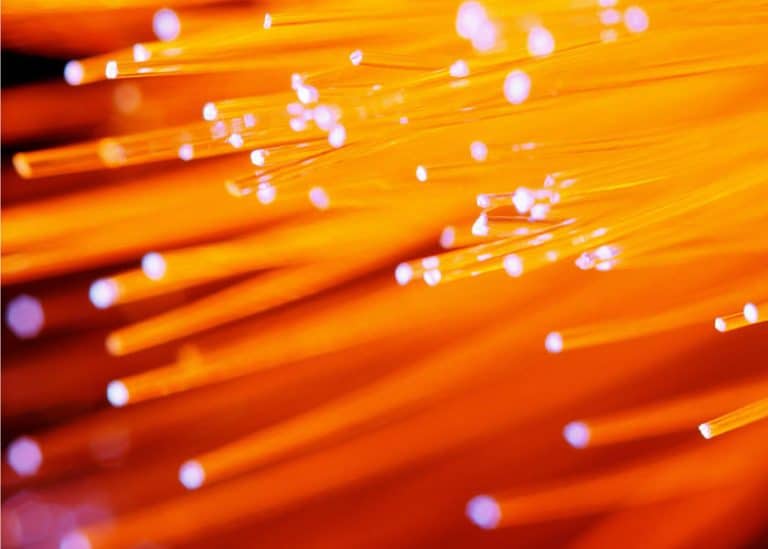 GlobalFoundries accelera sulla fotonica avanzata e stringe partnership con Applied Materials e Corning
